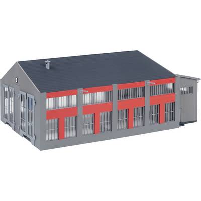 Een grijs gebouw met rode accenten en grote ramen. Het heeft een schuin dak en oogt modern-industrieel.
