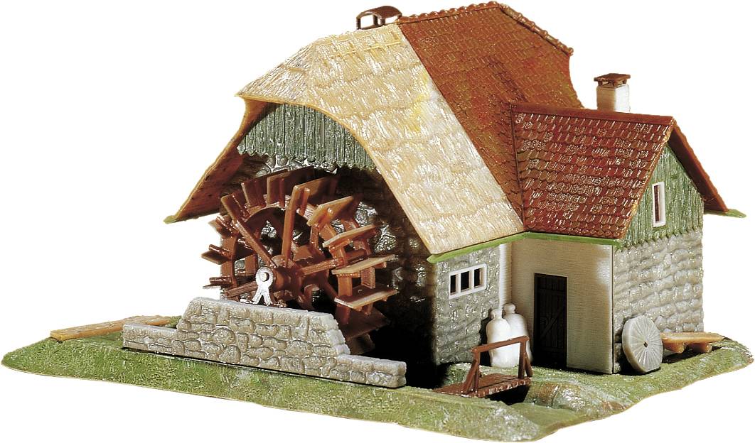 Een maquette van een oude watermolen met een groot houten waterrad aan de zijkant, een rieten dak en stenen muren.