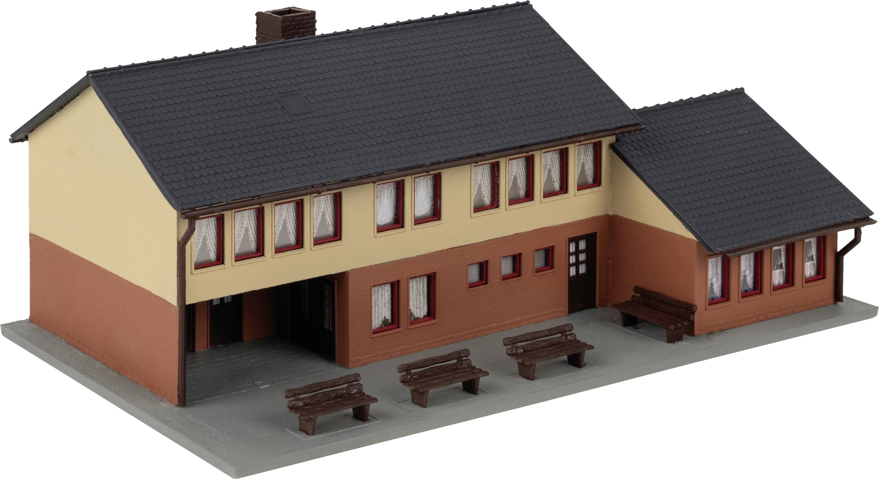 Model van een tweeverdiepingsgebouw met een donkergrijze dakbedekking en een geel-rode gevel. Het aantal en de positie van de ramen zijn zichtbaar.