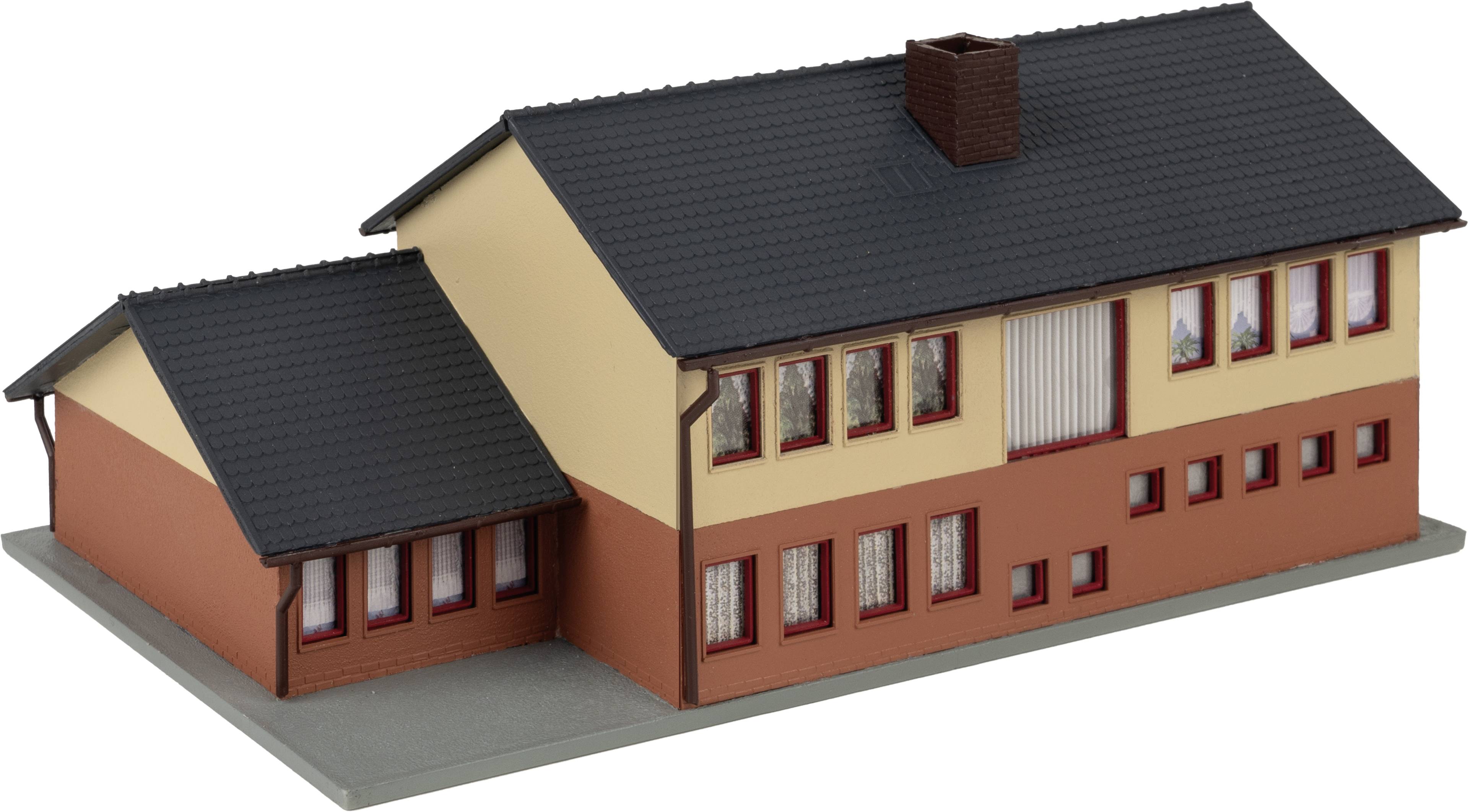 Een model van een tweeverdiepingsgebouw met een rode plint en een beige gevel. Het heeft een donkergrijs zadeldak en meerdere ramen.