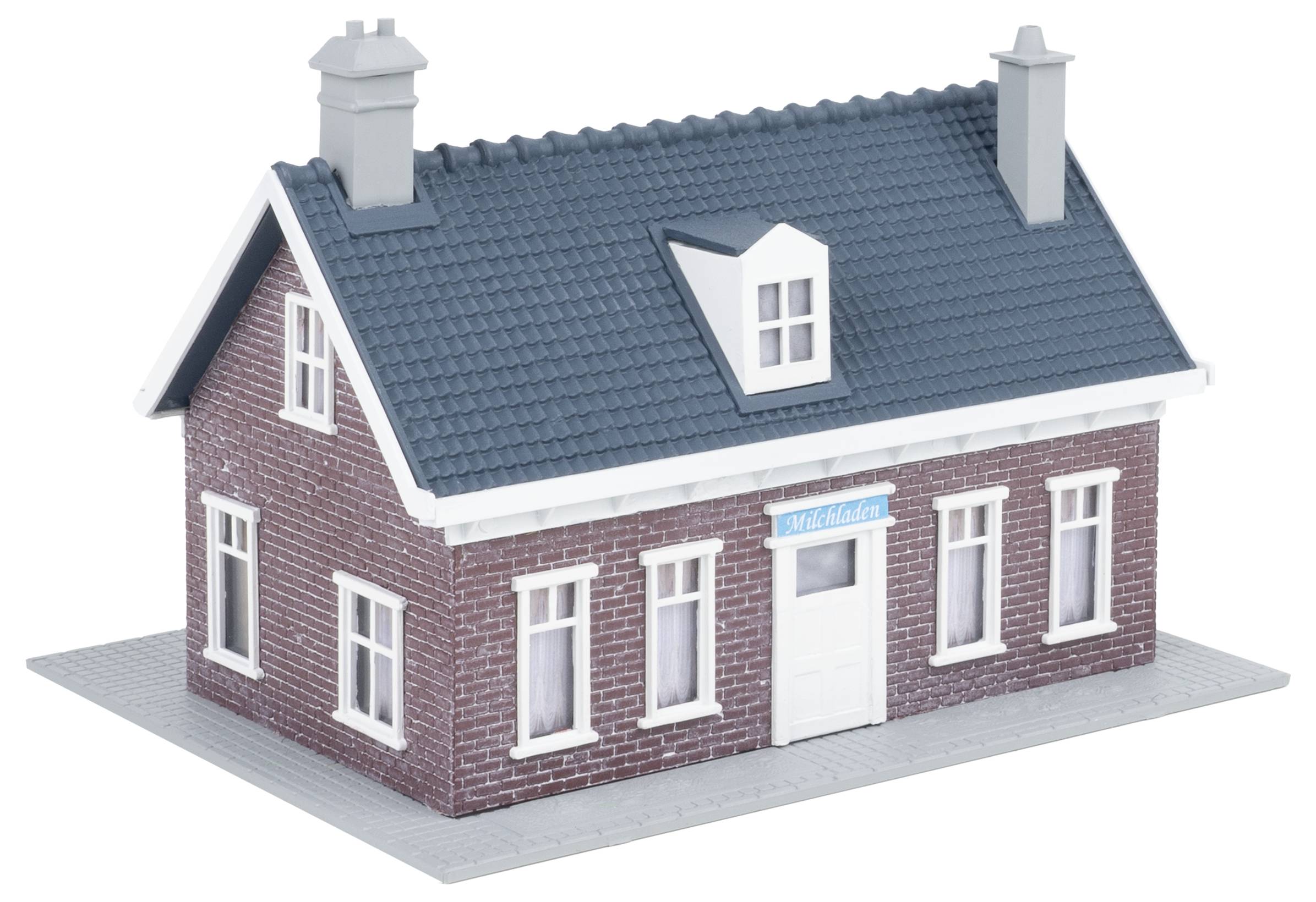 Een klein modelhuis van rode bakstenen met blauwe dakpannen en witte raamkozijnen.