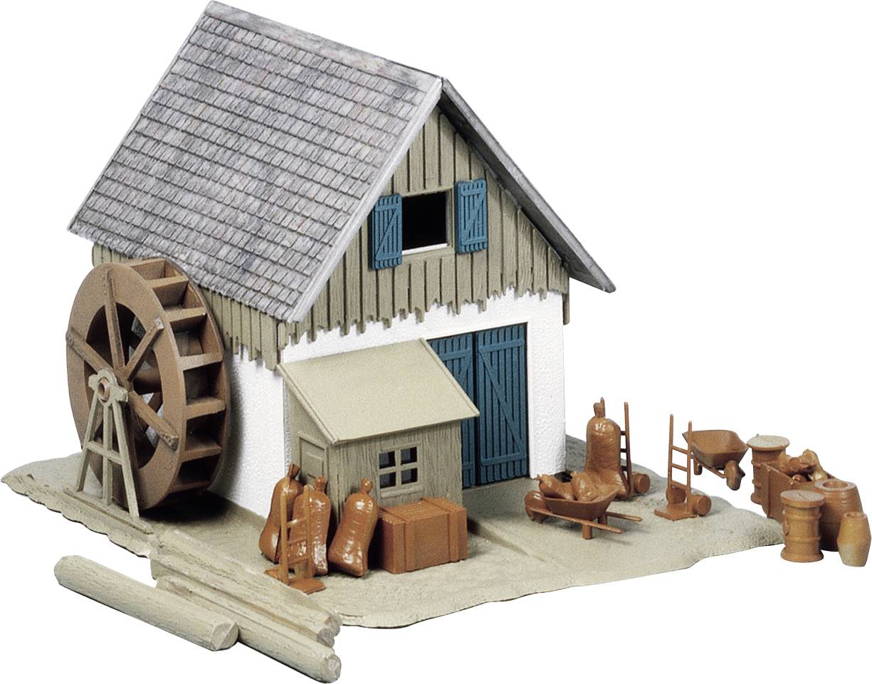 Een klein model van een watermolen met een groot waterrad, blauwe deuren en verschillende gereedschappen en vaten rondom het gebouw.