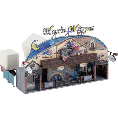 Model van een kermisgebouw met een kleurrijke gevel en opschrift 'Heksen-Wipp'n'. Op de achtergrond een kleine wagen.