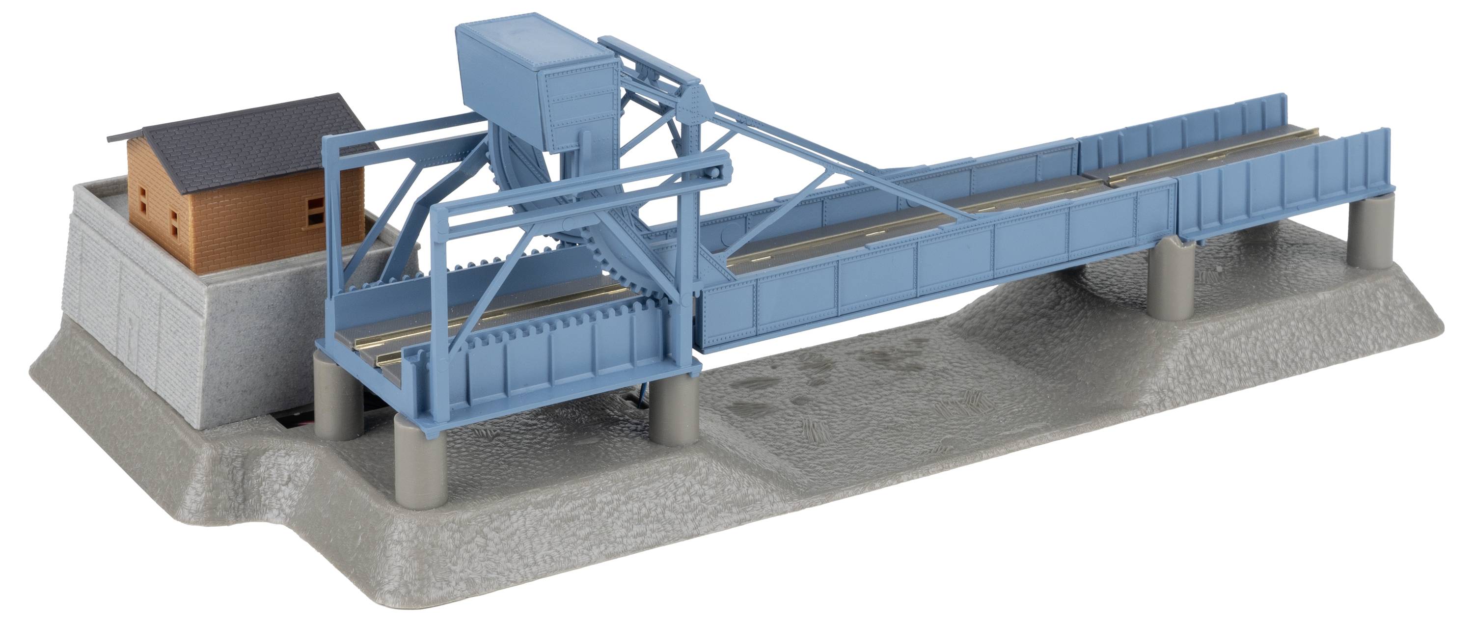 Model van een industriële transportinstallatie met blauwe brug en klein gebouw op een grijze basis.