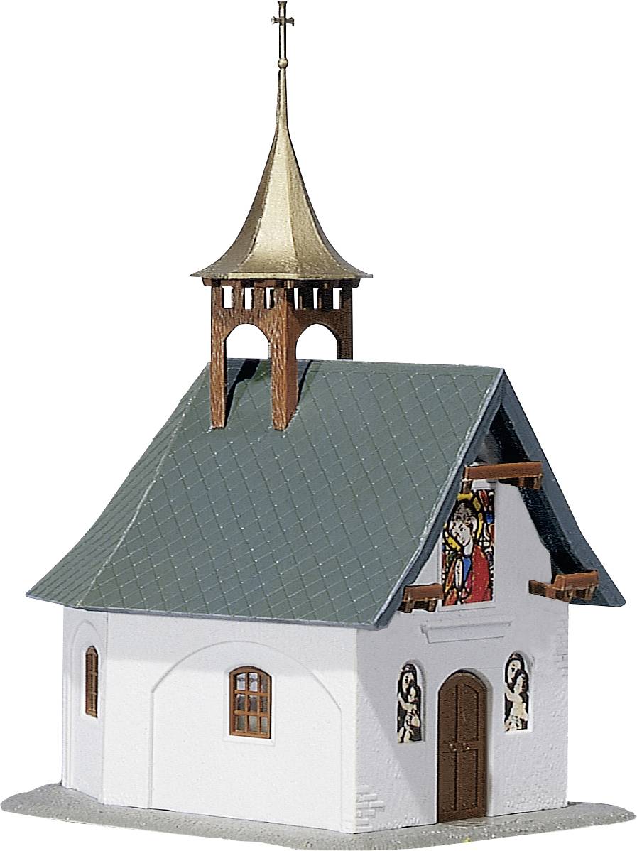 Kleine kerk met spitse kap en klokkentoren. Aan de gevel zijn beschilderde glasramen en een houten deur zichtbaar.