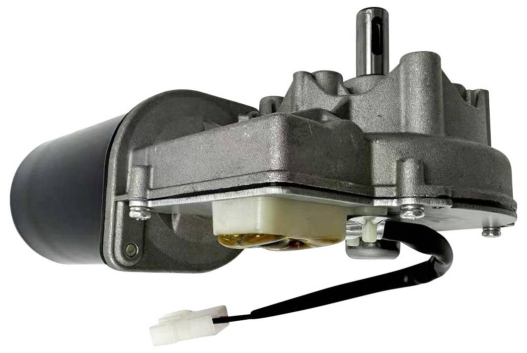 Compacte elektromotor met tandwielkast en bedrading, geïsoleerd weergegeven op witte achtergrond.
