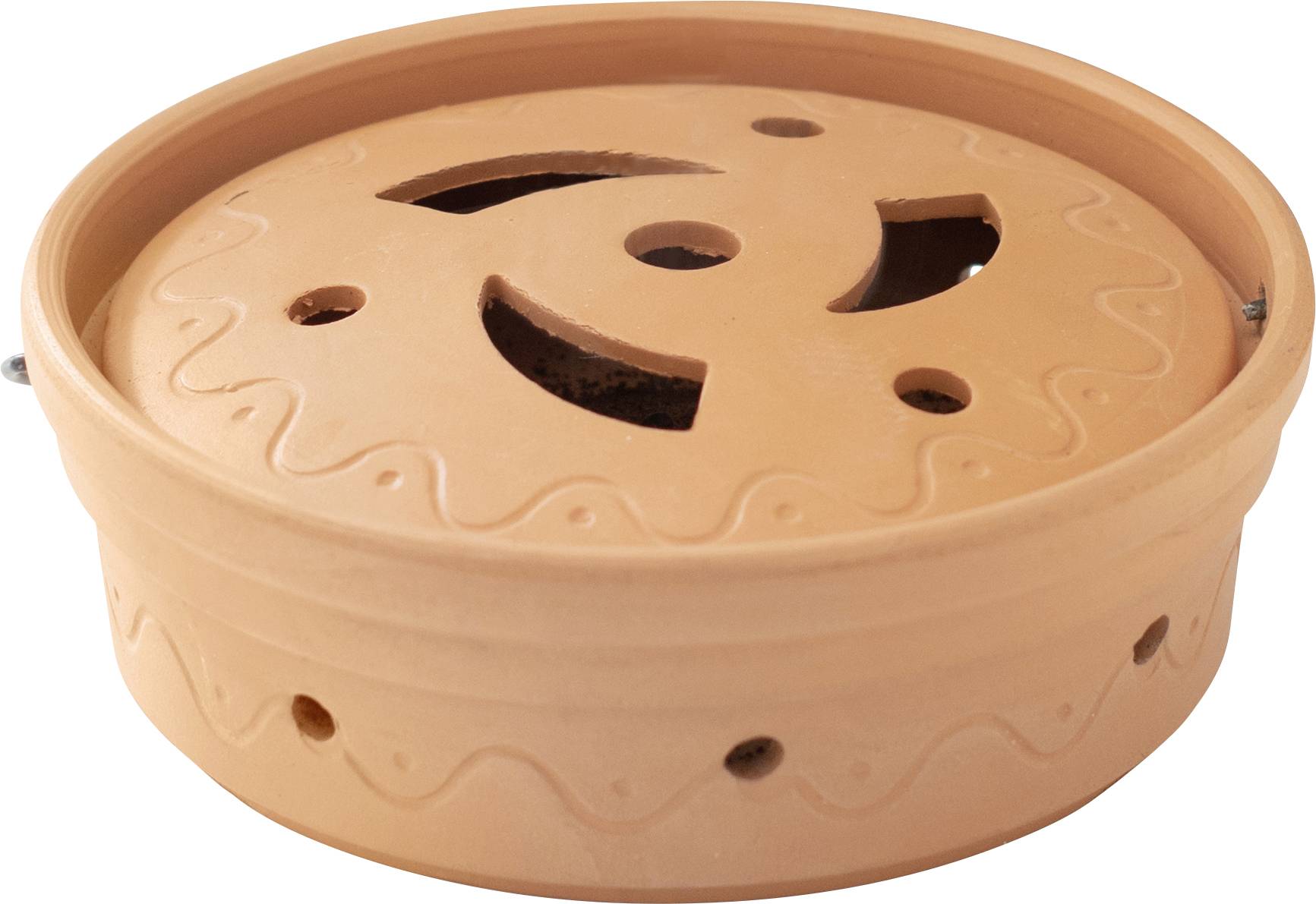 Een ronde, bruine terracottapot met decoratieve gaatjes en golvend patroon aan de zijkanten. Voornamelijk geschikt voor beluchting.