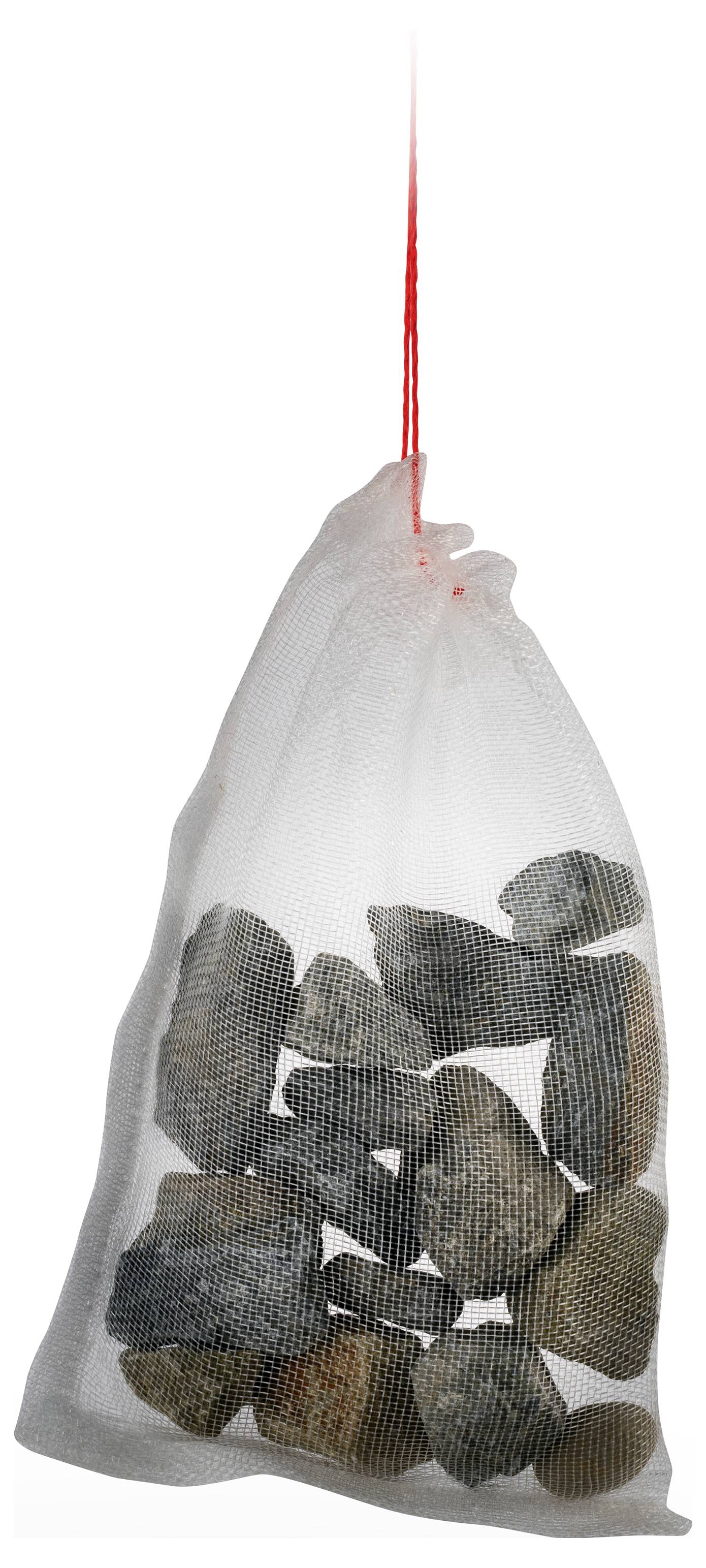Een nettas gevuld met verschillende stenen, opgehangen aan een rode draad.