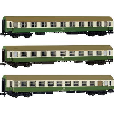 Drie modelspoorpersonenrijtuigen in groen-beige laklaag, telkens met beige daken en opschrift 'DB'.