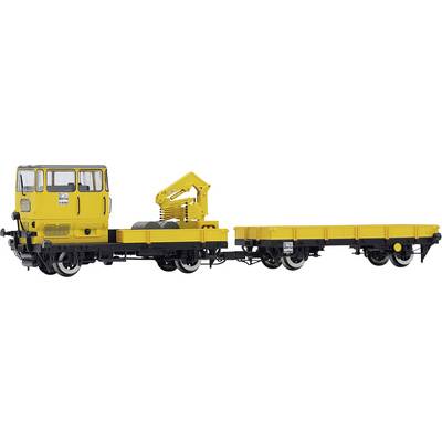 Geel spoorvoertuig met cabine en kraan, met een platte aanhangwagen. Ontworpen voor spoorwerkzaamheden en onderhoud.