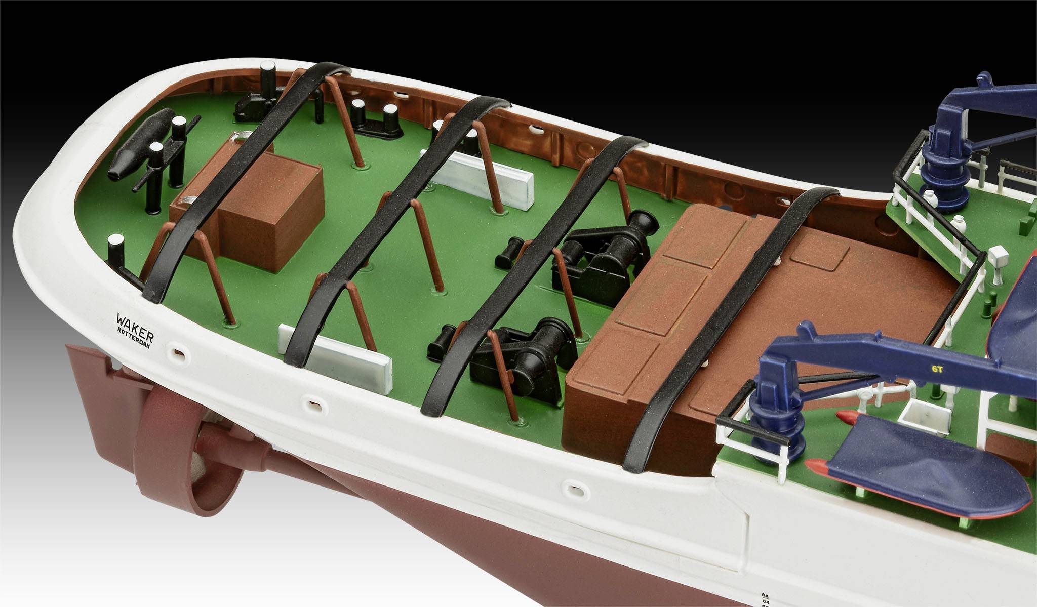 Scheepsmodel met een groen dek, zwarte verbindingsbalken en bruine kisten. Op het dek zijn kranen en machines geplaatst.