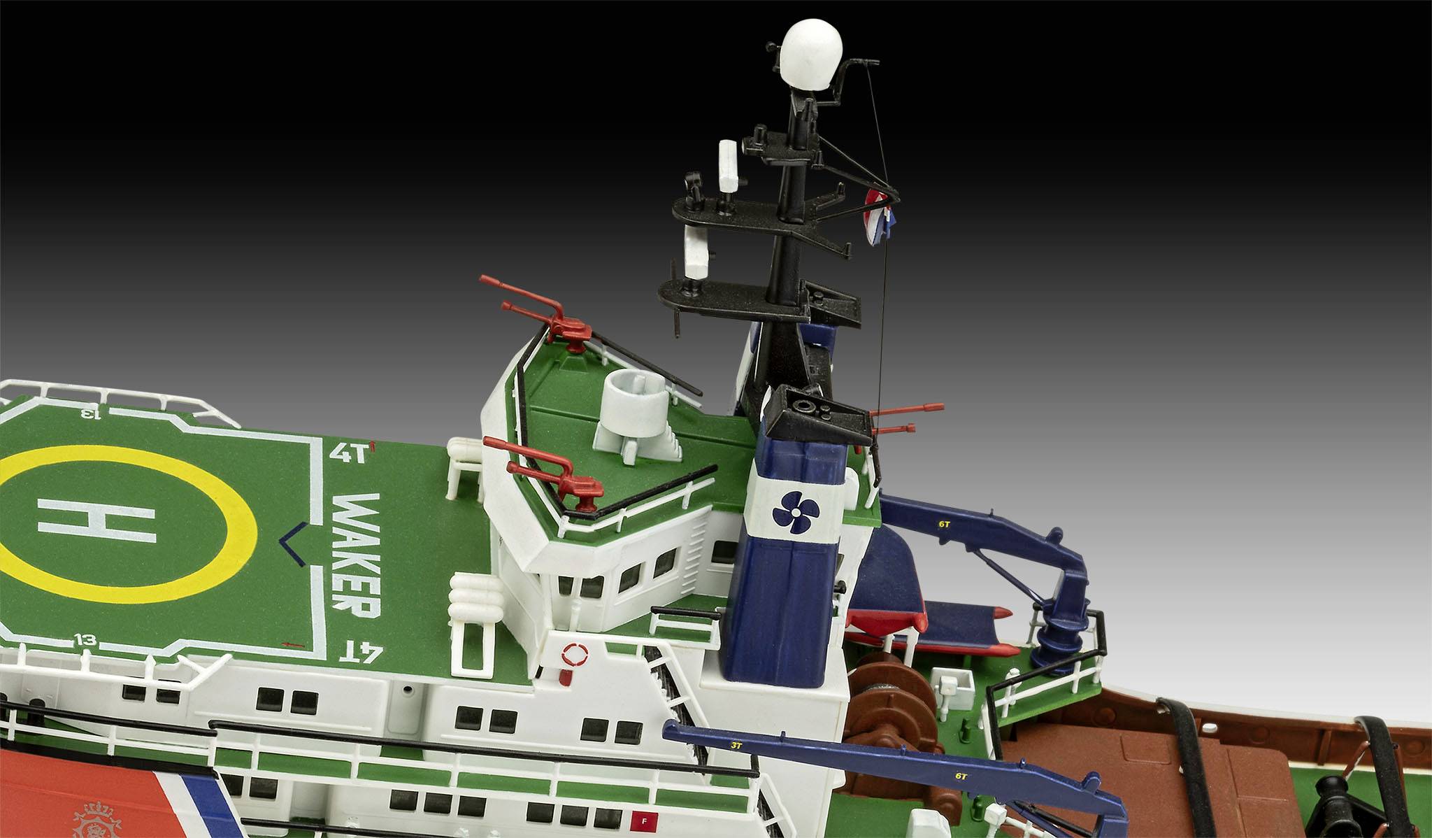 Model van een scheepsbrugdek met radar, helikopterlandingsplaats en communicatiemast, met gedetailleerde nabootsingen van navigatiesystemen.