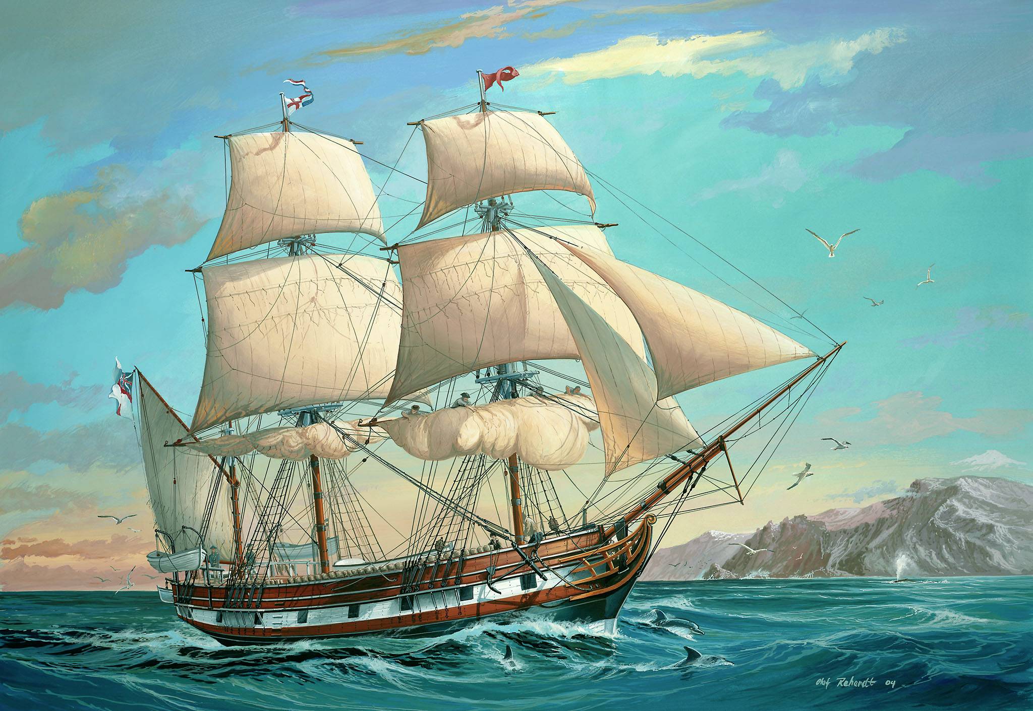 Een groot zeilschip met volle zeilen vaart over een kalme zee, met op de achtergrond een kustlijn en enkele wolken.