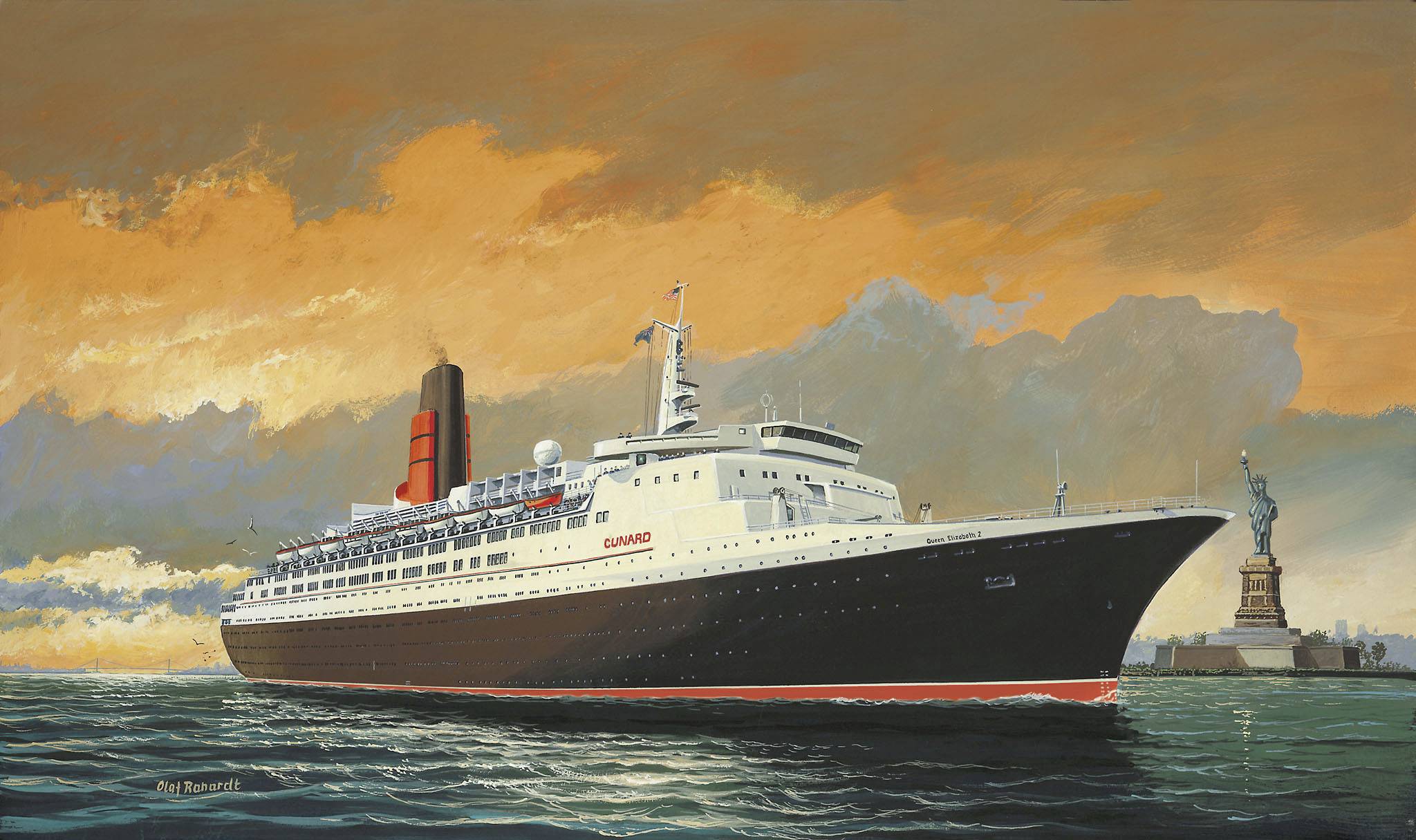 Een cruiseschip vaart over het water, met op de achtergrond het Vrijheidsbeeld bij zonsondergang.