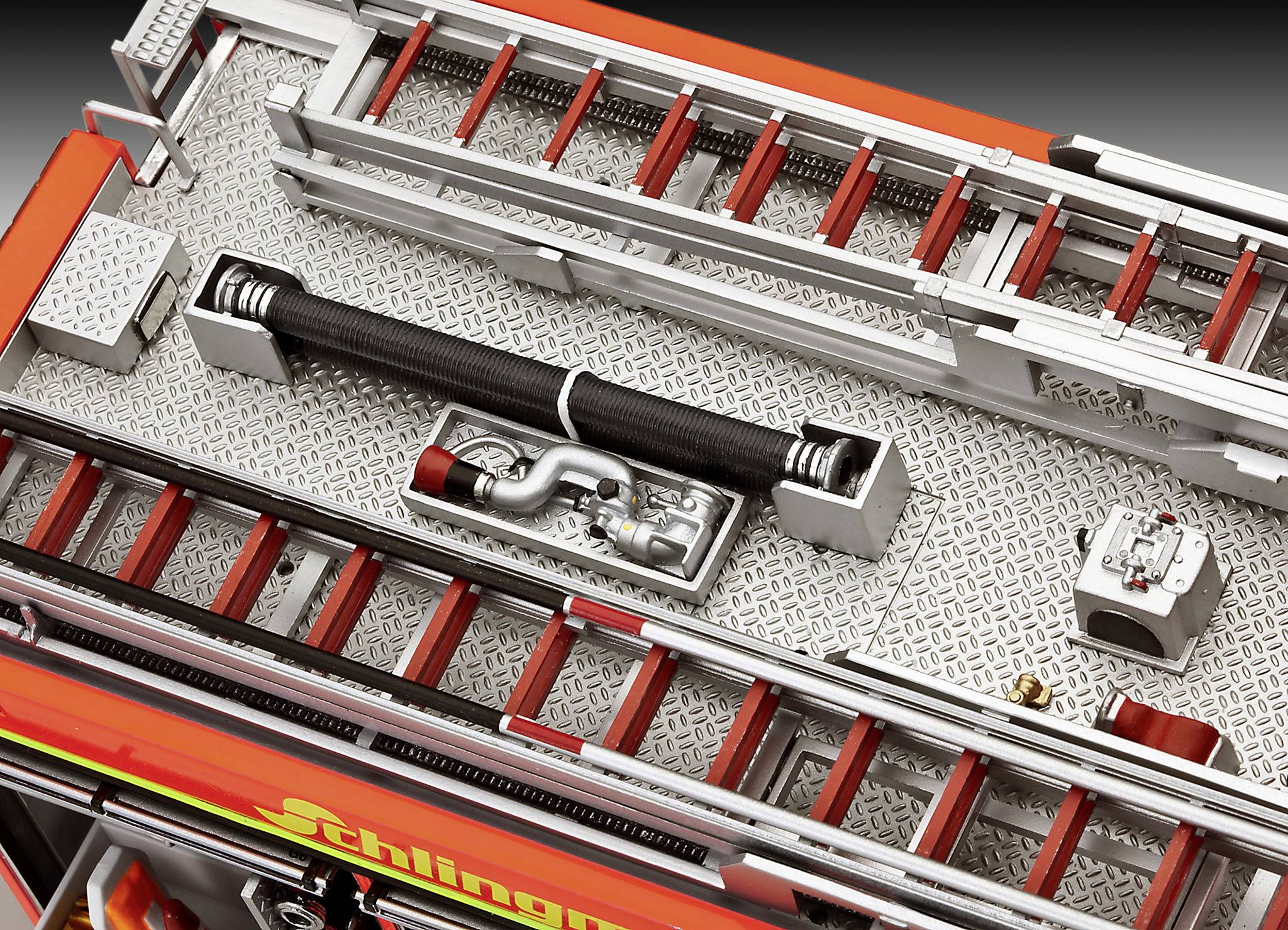 Brandweerman op een blusvoertuig met een opgerolde waterslang en andere gereedschappen op een slipvaste platform.