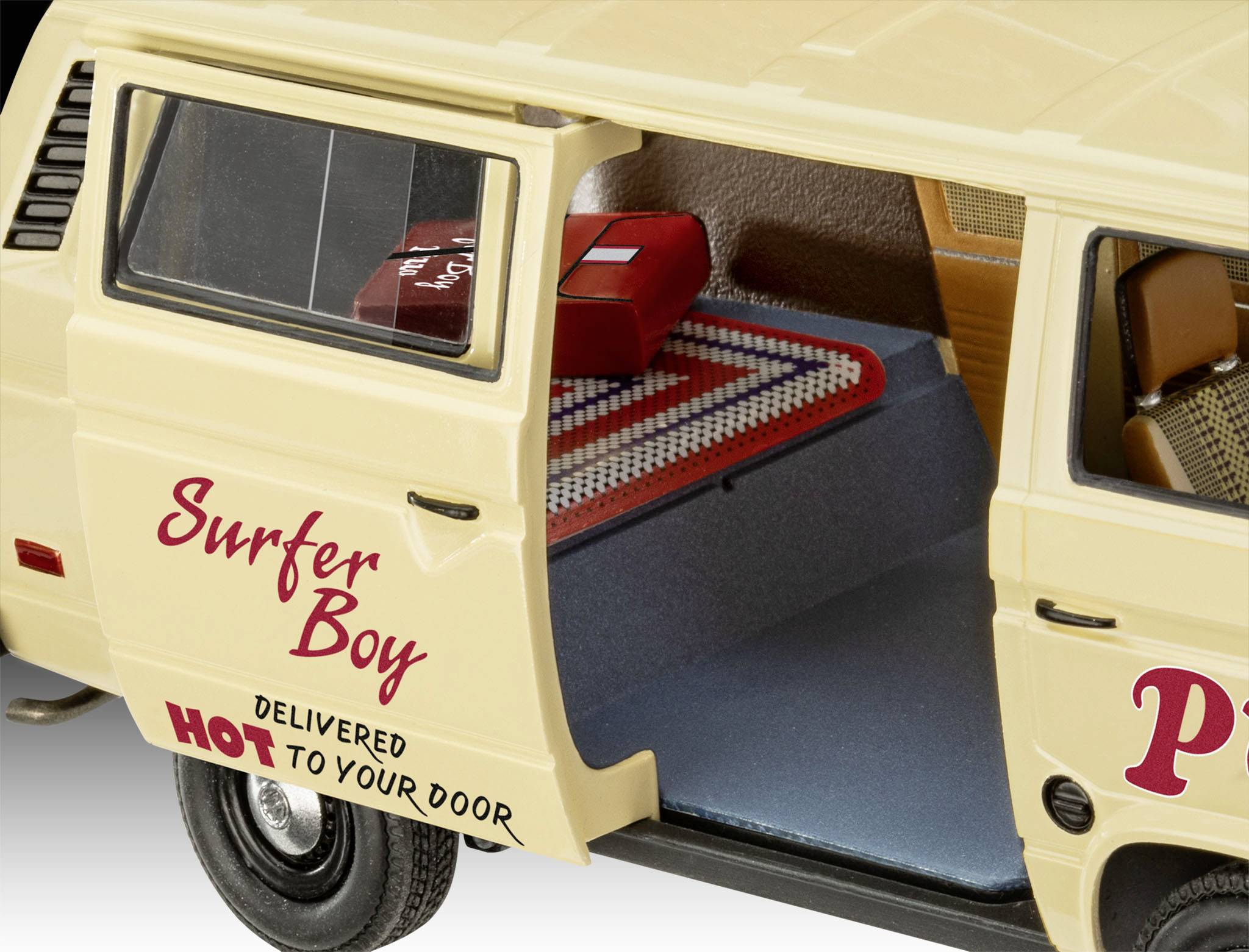 Een gele bestelwagen met de tekst 'Surfer Boy' en rode tekst 'Heet thuisbezorgd'. De schuifdeur staat open, het interieur is zichtbaar.