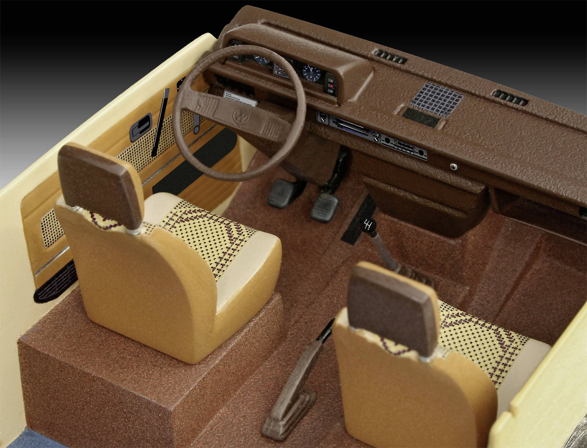 Interieur van een voertuig met gedetailleerd modelontwerp: stuurwiel, dashboard en twee voorste stoelen met bruine patronen.