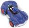 Een blauwe speelgoedauto met rode wielen en een kleine blauwe poppetje dat achterin zit. De auto heeft een sportief ontwerp.