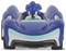 Een blauwe speelfiguur in een racewagen. De figuur lijkt geconcentreerd en gefocust op het rijden.