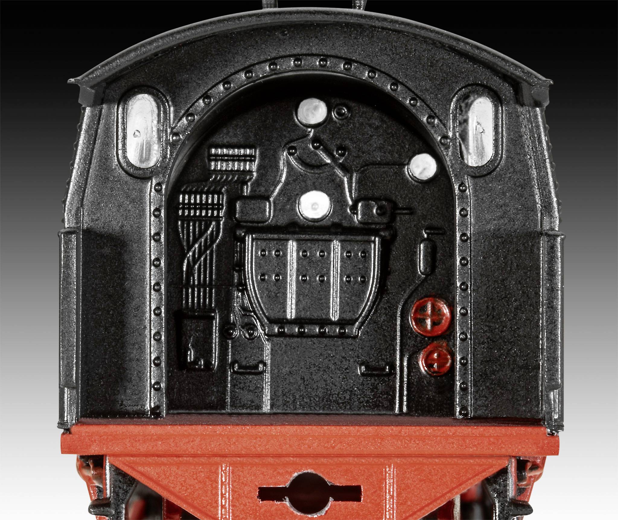 Achteraanzicht van een zwarte stoomlocomotief. Zichtbare details van de achterwand, inclusief kleppen en hefbomen. Geen herkenbare opschriften.