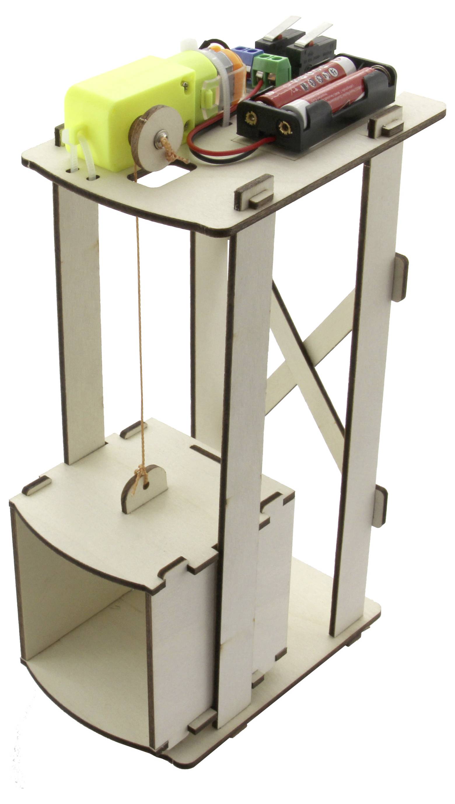 Model van een houten lift, bestaande uit een motor, batterijvak en liftcabine, toont de basismechanica van een hijstoestel.