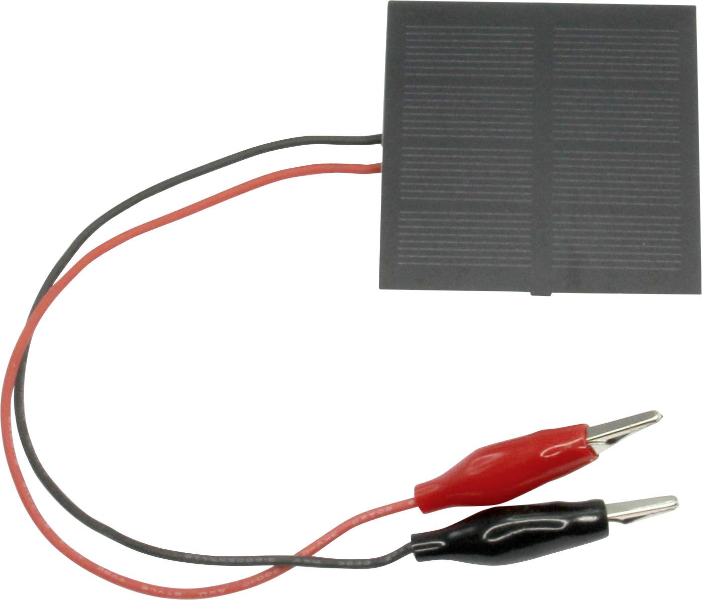 Een klein vierkant zonnepaneel met twee kabels, één rood en één zwart, eindigt in krokodillenklemmen voor elektrische aansluitingen.