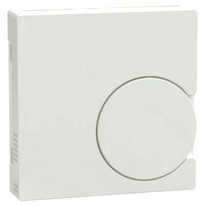 Een witte, vierkante thermostaat met een grote, ronde draaiknop aan de voorkant.