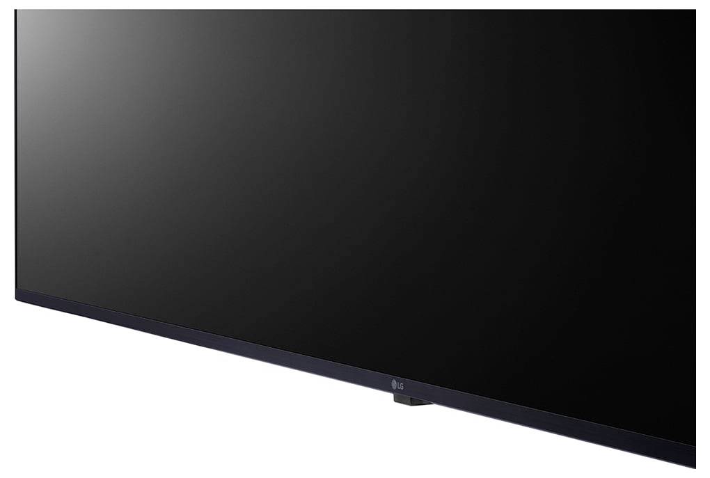 Een grote, zwarte flatscreen-televisie, schuin gepositioneerd naar rechts tegen een witte achtergrond.