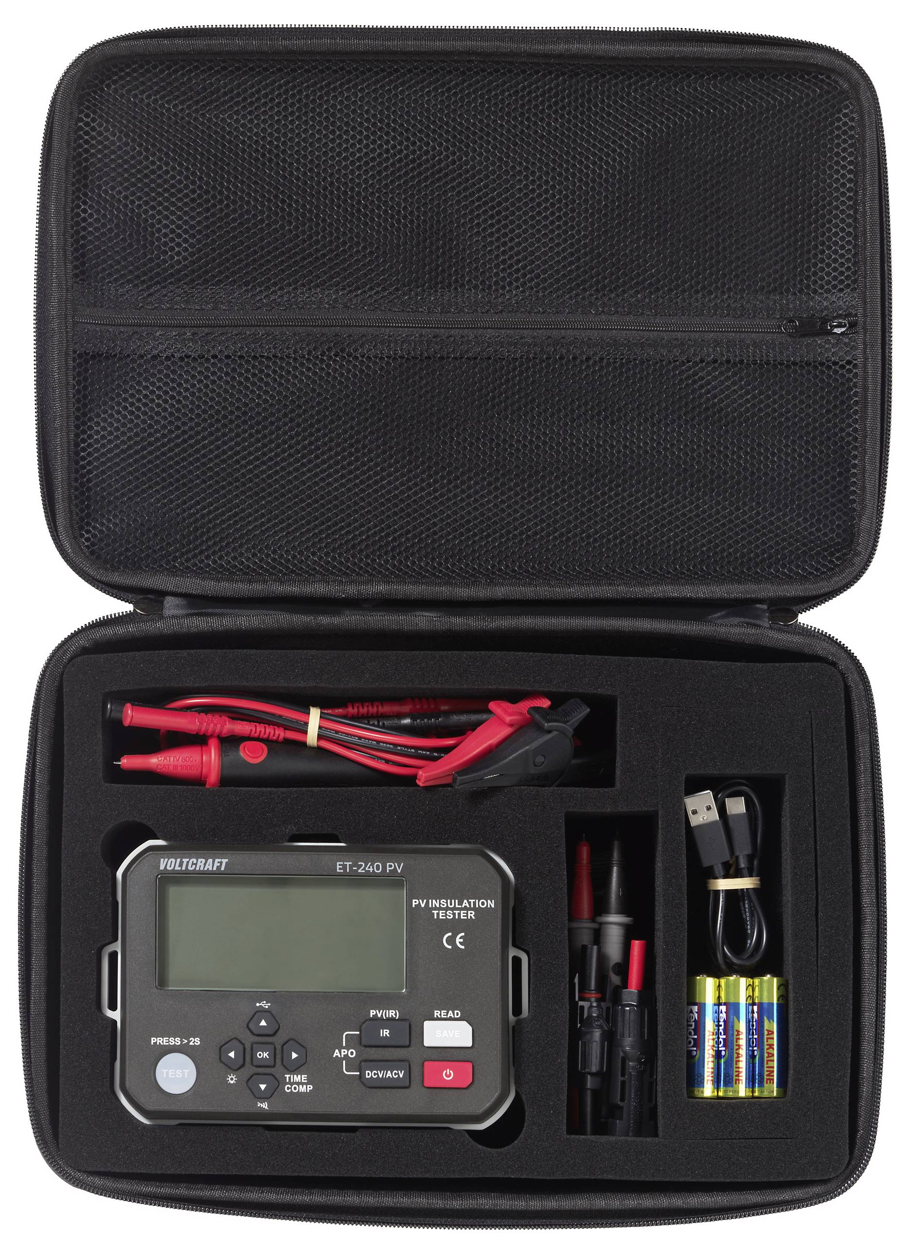 Een behuizing met een digitale multimeter met display en knoppen, rode en zwarte meetkabels, USB-kabel en batterijen.