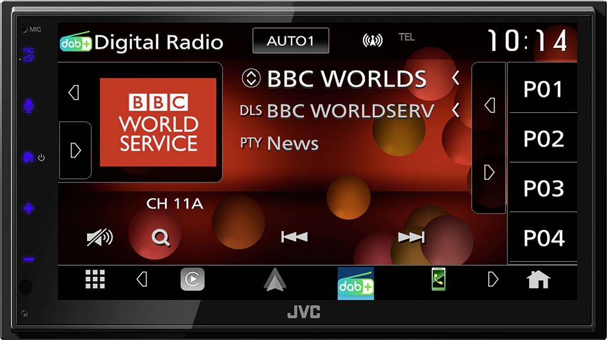 Een autoradio-display toont 'BBC World Service' met het zenderslogo, tijd 10:14, en verschillende vooraf ingestelde zenderopties.