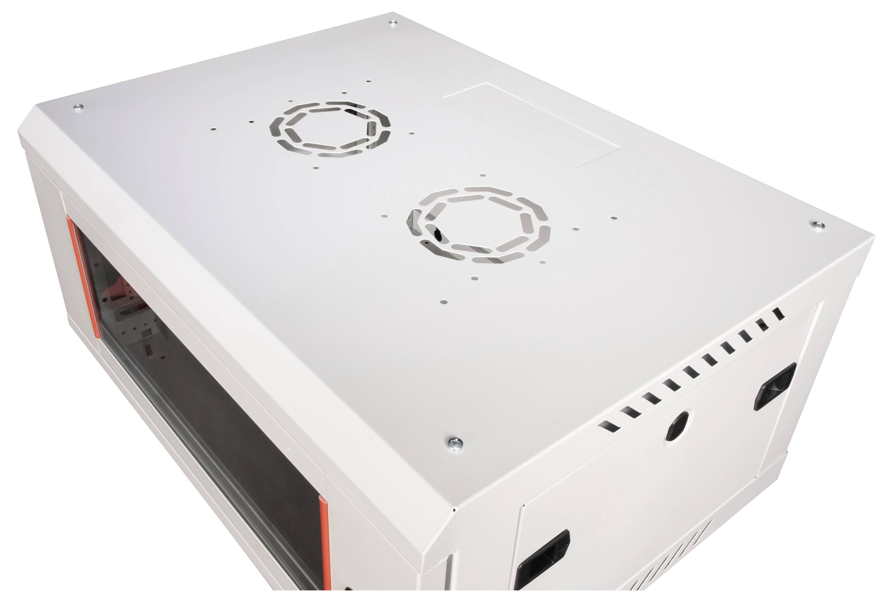 Een witte rechthoekige metalen behuizing met ventilatieopeningen aan de bovenkant en zichtbare rode randen aan de zijkant, waarschijnlijk bedoeld voor het huisvesten van elektronische componenten.