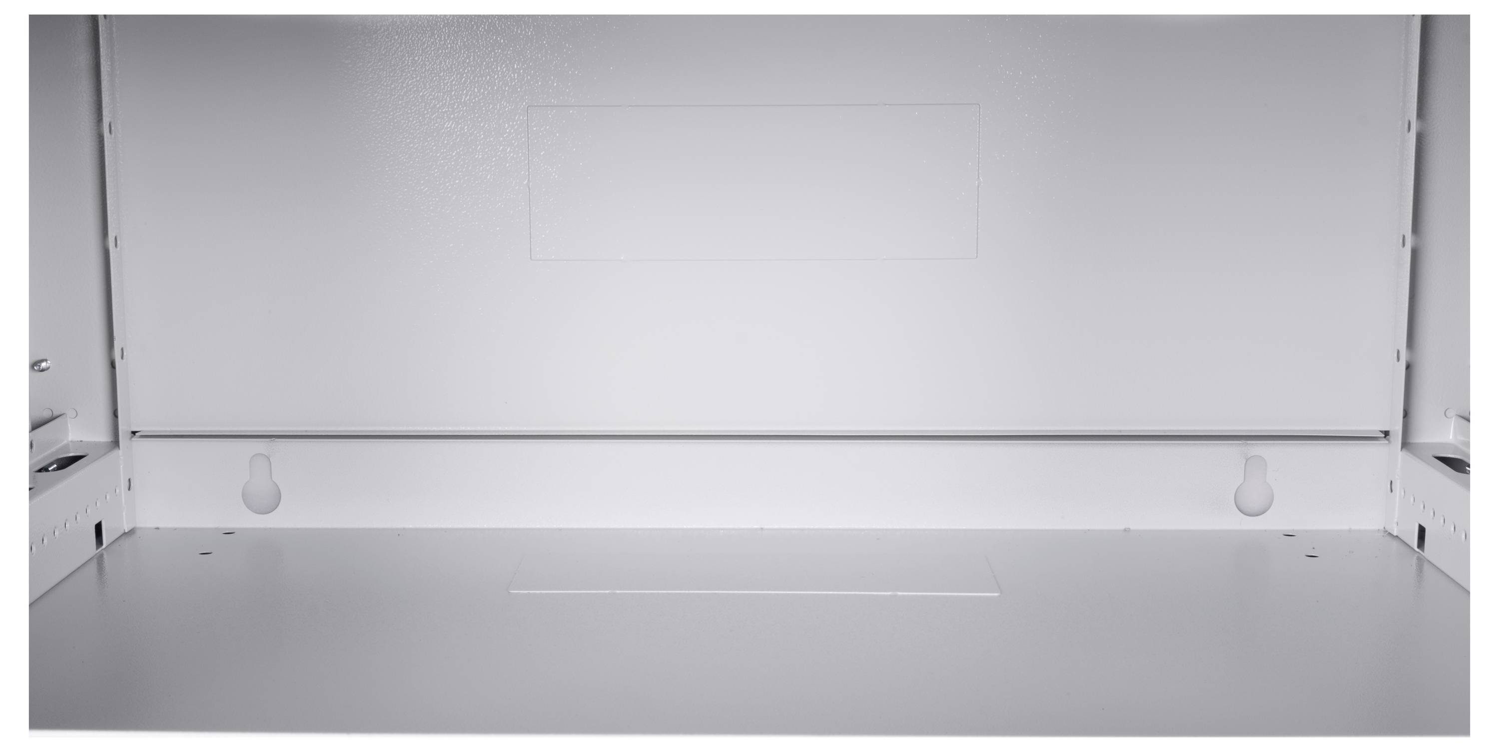 Een lege, witte metalen kast van binnen met twee kleine, ronde inkepingen op de achterwand, die er schoon en minimalistisch uitziet.