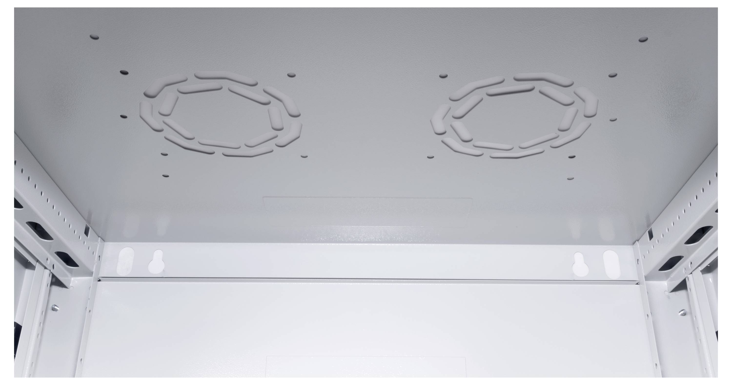 Interieurzicht van het plafond van een metalen behuizing met ventilatie- of kabeltoegangsopeningen.