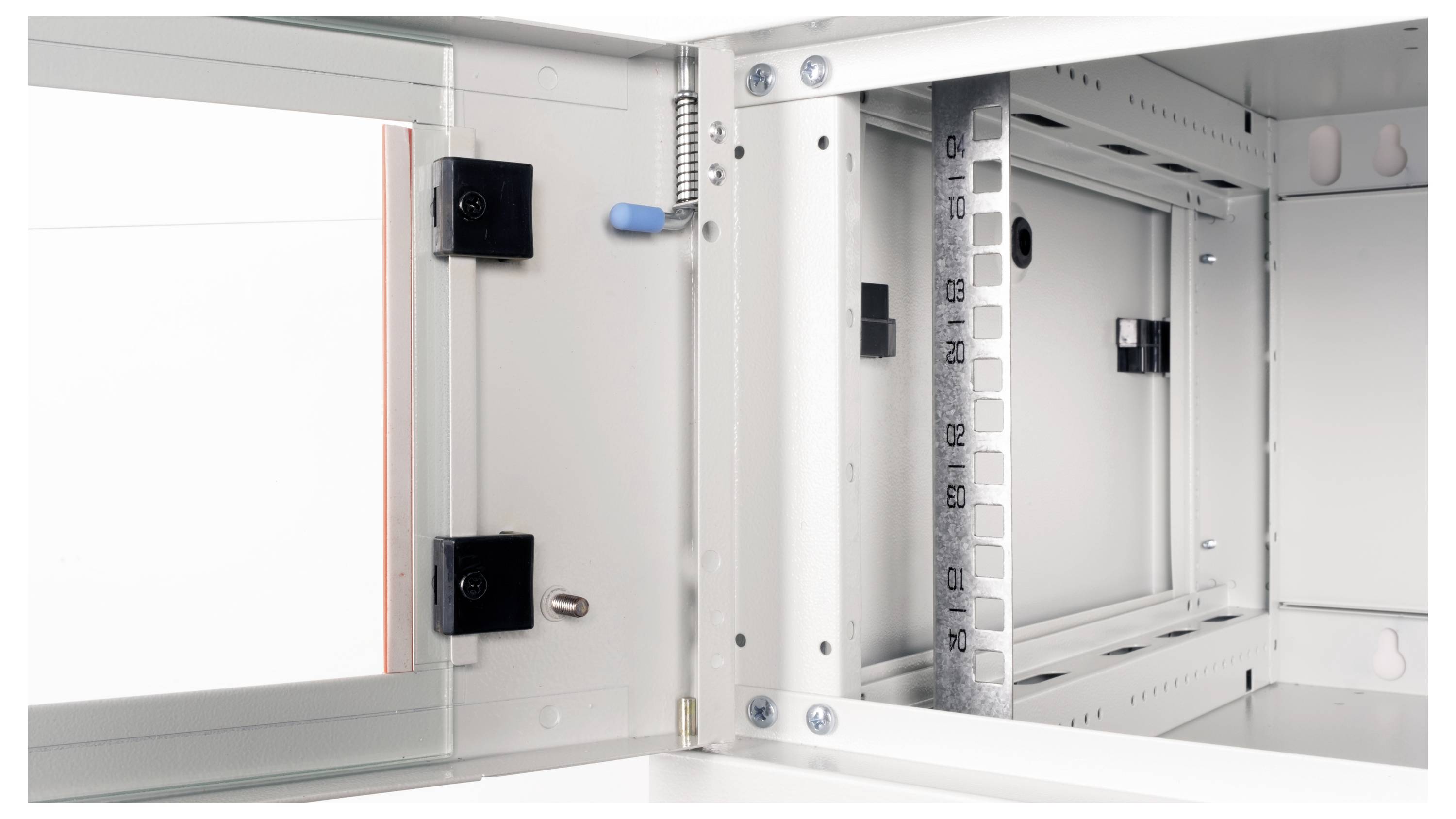 Een open metalen elektrische behuizing met zicht op het interieur, voorzien van vergrendelingen, een meetliniaal en een scharnier met een veerconstructie.