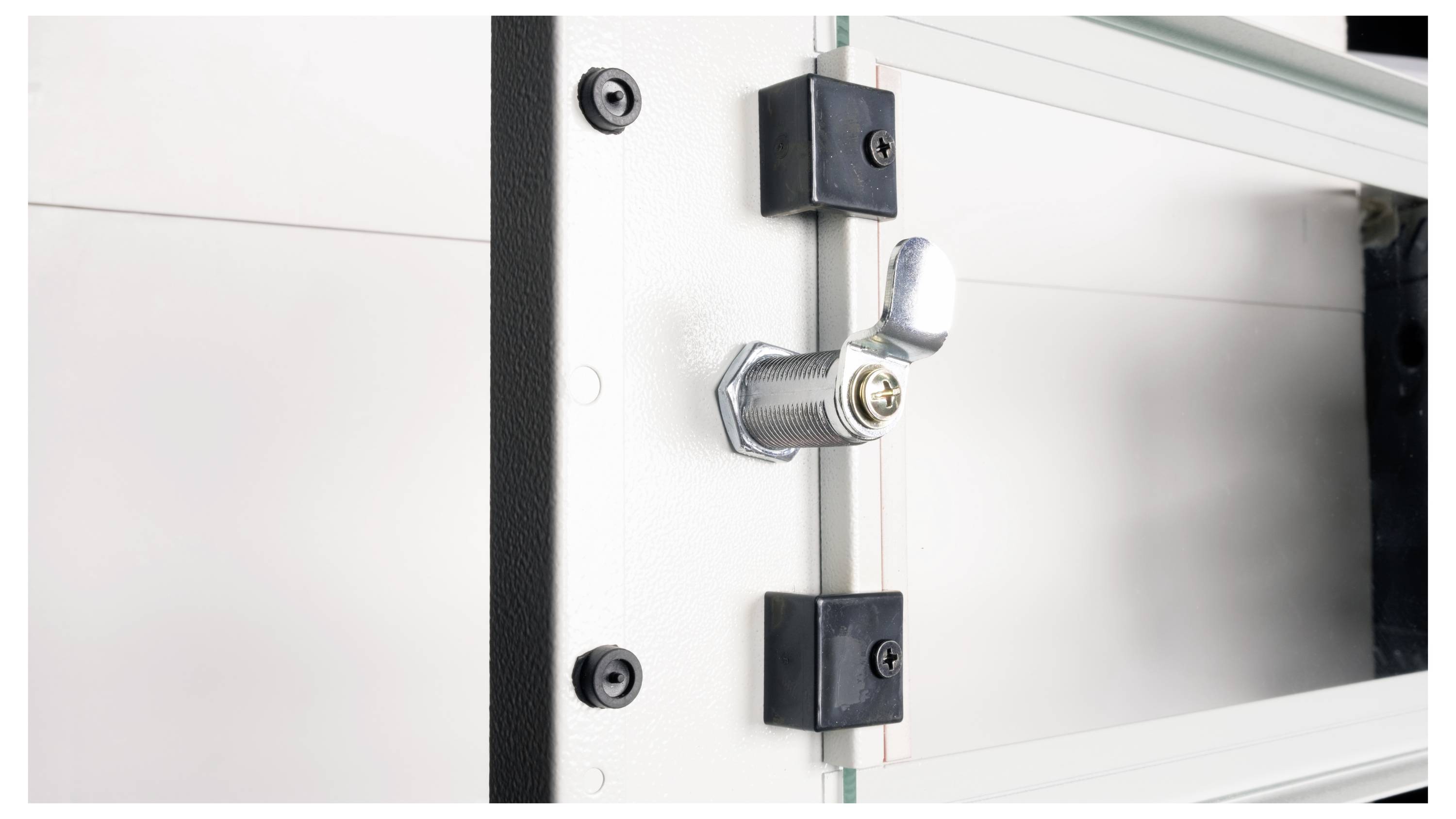 Close-up van een metalen slotmechanisme op een witte ondergrond, met schroeven en zwarte bevestigingsonderdelen, die het veilige bevestigingsontwerp illustreren.