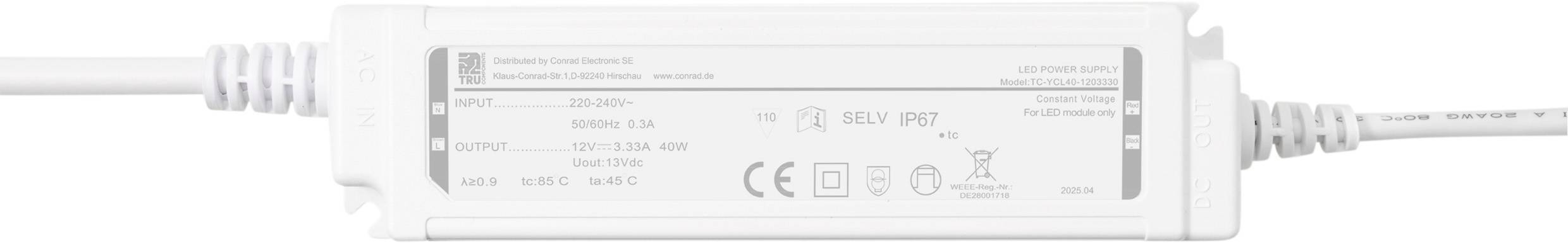 Een witte LED-driver met een etiket waarop technische specificaties zijn aangegeven, waaronder ingangs- en uitgangsspanning, vermogenswaarden en verschillende certificeringsmarkeringen.