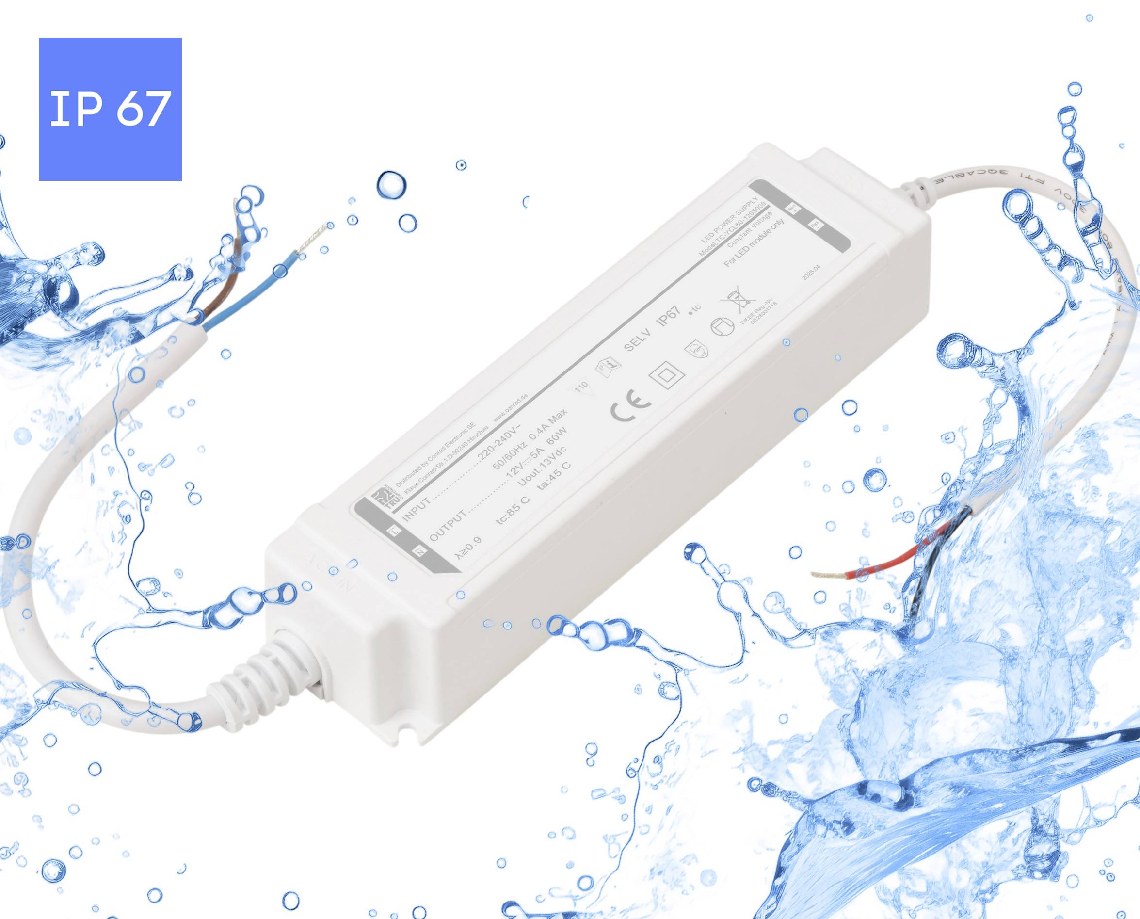 Een waterdichte LED-driver met IP67-classificatie, omringd door waterdruppels, wat zijn geschiktheid voor natte of buitenomgevingen aangeeft.