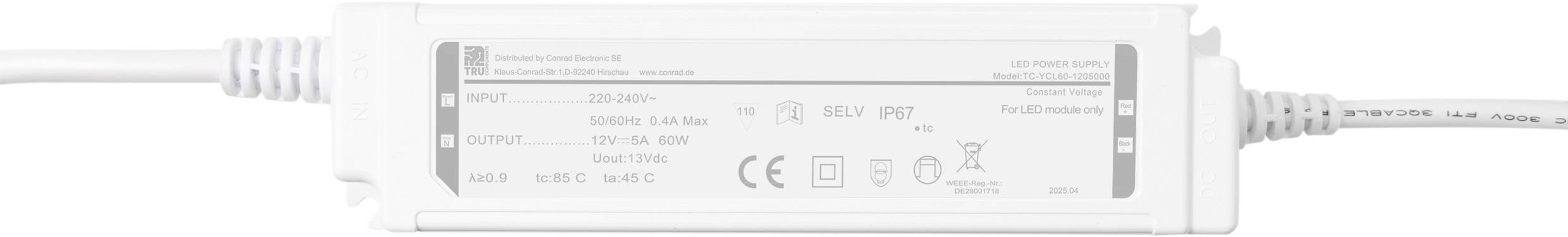 Een witte elektrische adapter met gedrukte specificaties, inclusief ingangs- en uitgangsspanningen, en veiligheidscertificatiesymbolen.