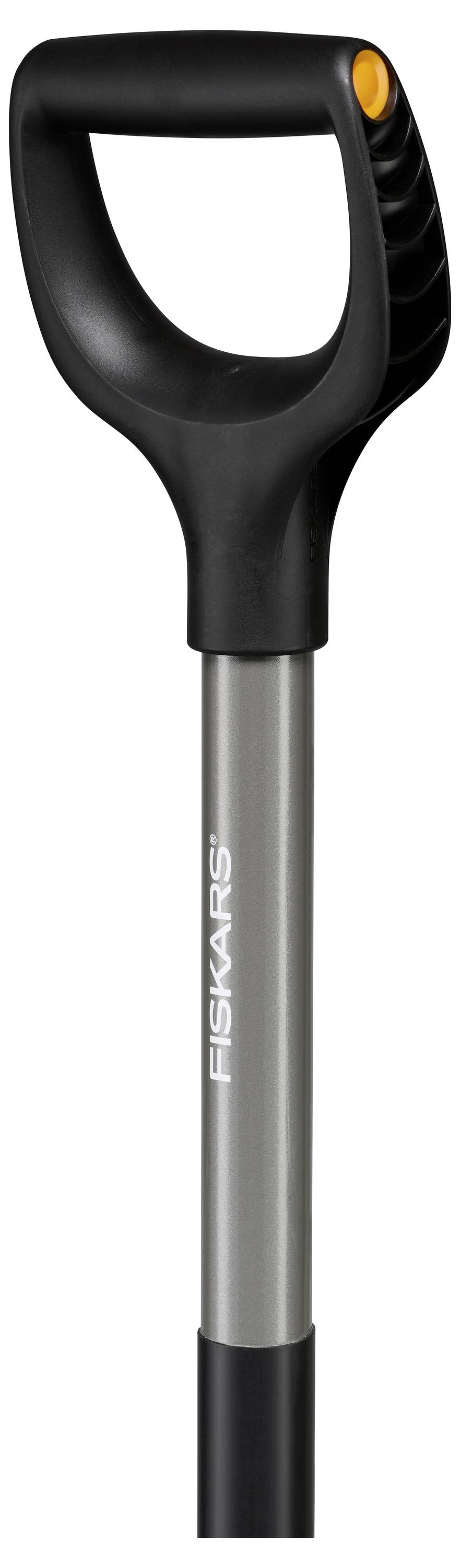 Steel van een schep, zwarte D-vorm met grijze steel en oranje knop. Markering 'Fiskars' op de steel.