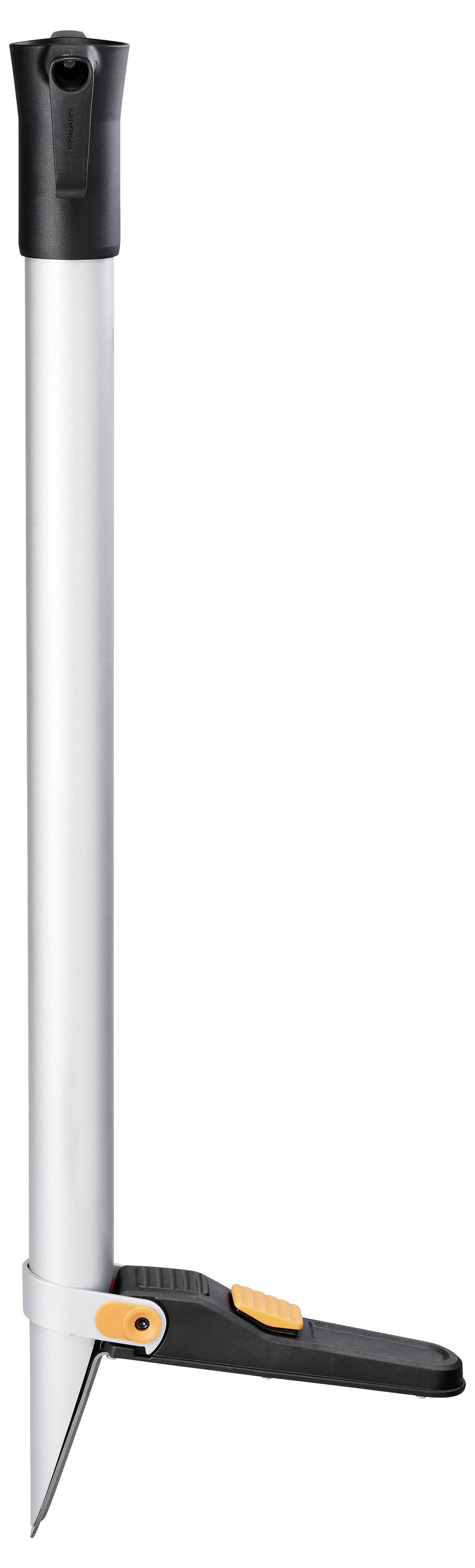 Een lang tuingereedschap met een zilveren steel en zwarte handgreep. Aan de onderkant bevindt zich een smal zwart blad voor het doorboren van de grond.