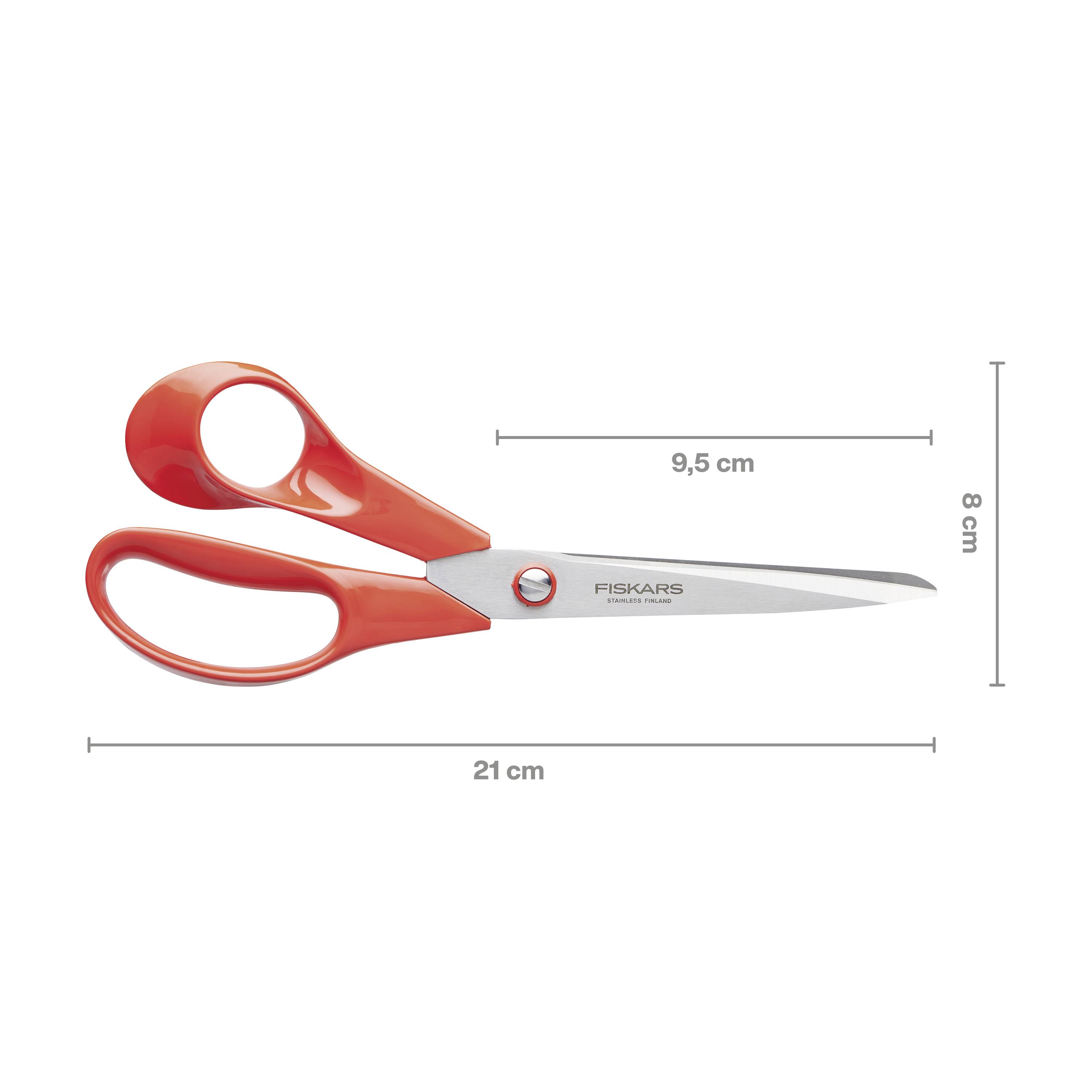 Een rode schaar met ergonomische handgreep; lengte 21 cm, lemmet 9,5 cm. Merknaam 'Fiskars' zichtbaar op het lemmet.