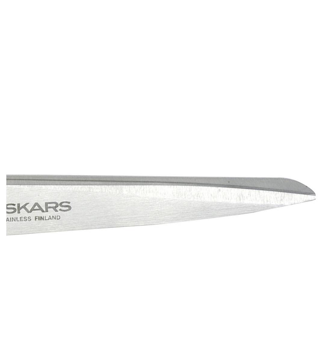 Deel van een metalen schaar, voornamelijk de snijblad, met opdruk 'Fiskars Stainless Finland', toont de punt en randen.