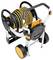 Een tuinslang-oprolwagen met opgerolde geel-zwarte slang, stevige handgreep en wielen, ideaal voor eenvoudige mobiliteit en opslag.
