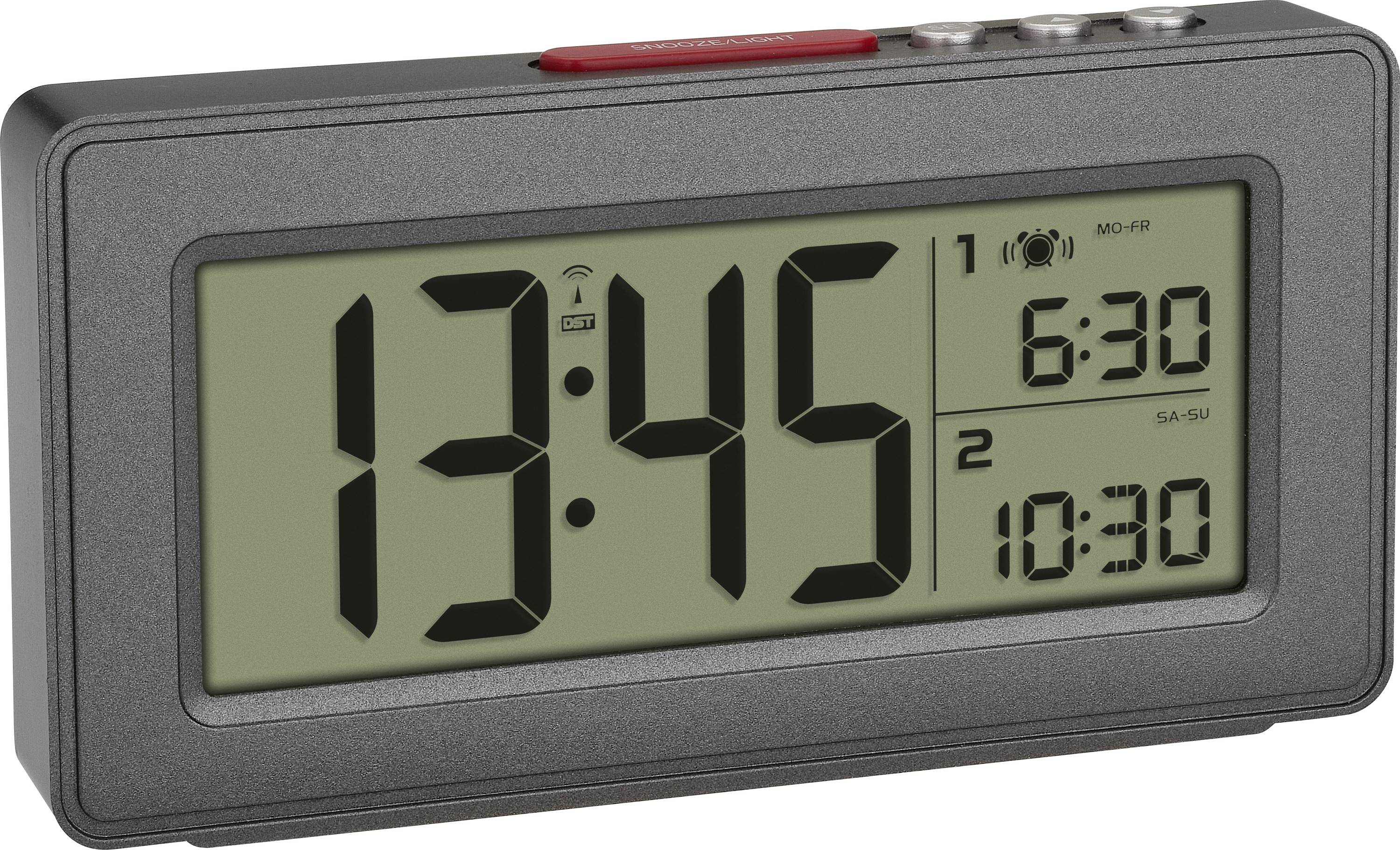 Zwarte digitale wekker met groot display. Toont 13:45 uur. Rechtsonder staan wektijden 6:30 uur (ma-vr) en 10:30 uur (za-zo).