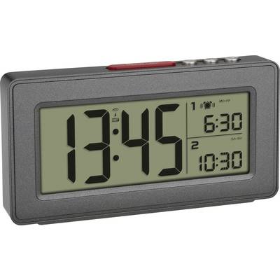 Zwarte digitale wekker met groot display. Toont 13:45 uur. Rechtsonder staan wektijden 6:30 uur (ma-vr) en 10:30 uur (za-zo).