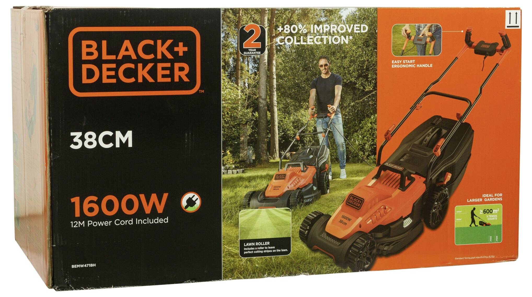 'BLACK+DECKER' grasmaaier-verpakking met een afbeelding van een man die een grasmaaier gebruikt. Belangrijkste kenmerken: 1600W, 38cm maaibreedte.