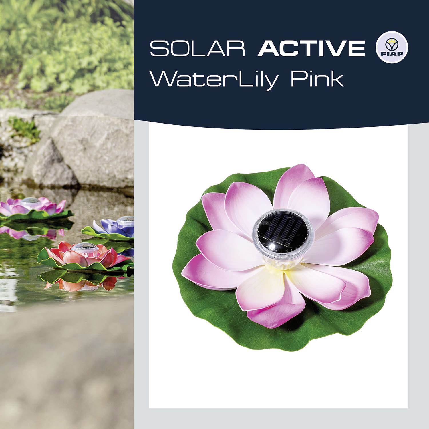 'SOLAR ACTIVE WaterLily Pink' toont een solarlamp in de vorm van een roze waterlelie; hij drijft in een vijver met andere bloemen.