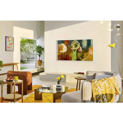 Gezellige woonkamer met moderne meubels en wandkunst. Grote ramen laten veel licht binnen. Planten en kleurrijke decoraties geven leven aan de ruimte.