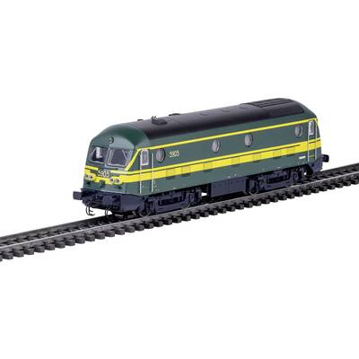 Een groene modeltrein met een gele streep en het nummer '5305' rijdt over een spoor.