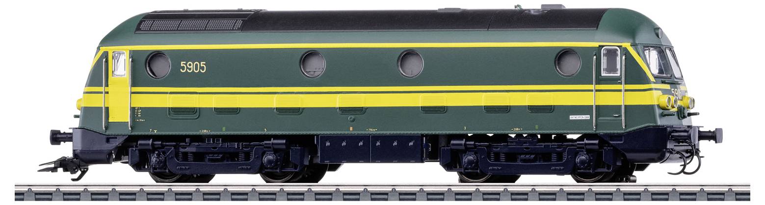 Groene en gele diesellocomotief op de rails, zijaanzicht met het nummer '5806' aan de zijkant, toont klassieke treinconstructie.